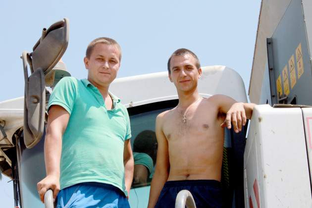 Механизатор А.  Которжевский (справа) и помощник А.  Голиков