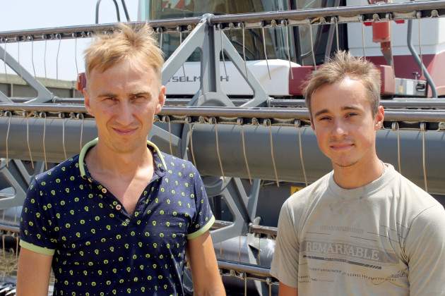 Тракторист-механизатор И.  Пелихов (слева) и помощник Ю.  Голиков